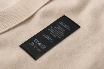 Brend logotipi osilgan teglar